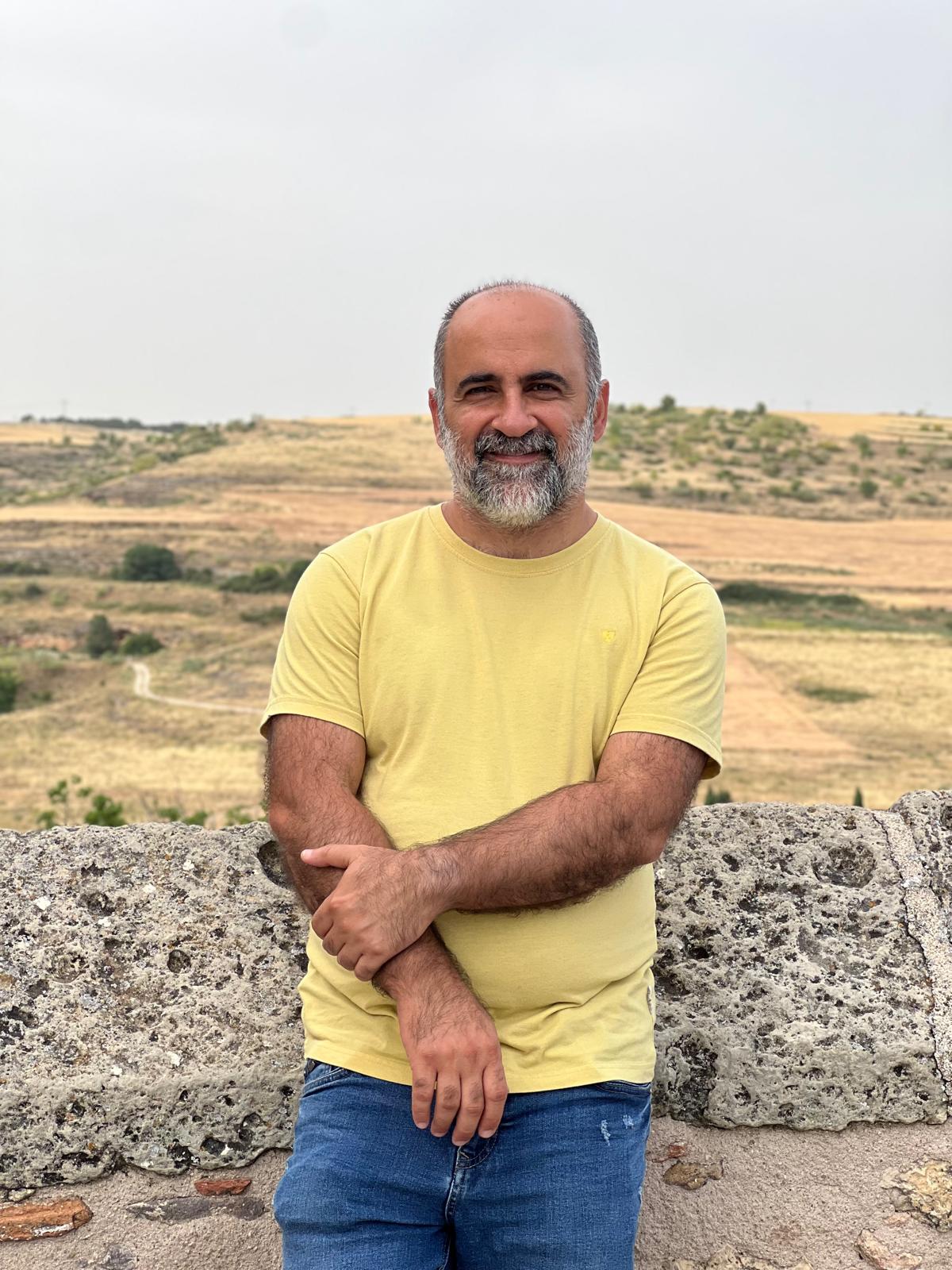 Rubén sonriendo al aire libre